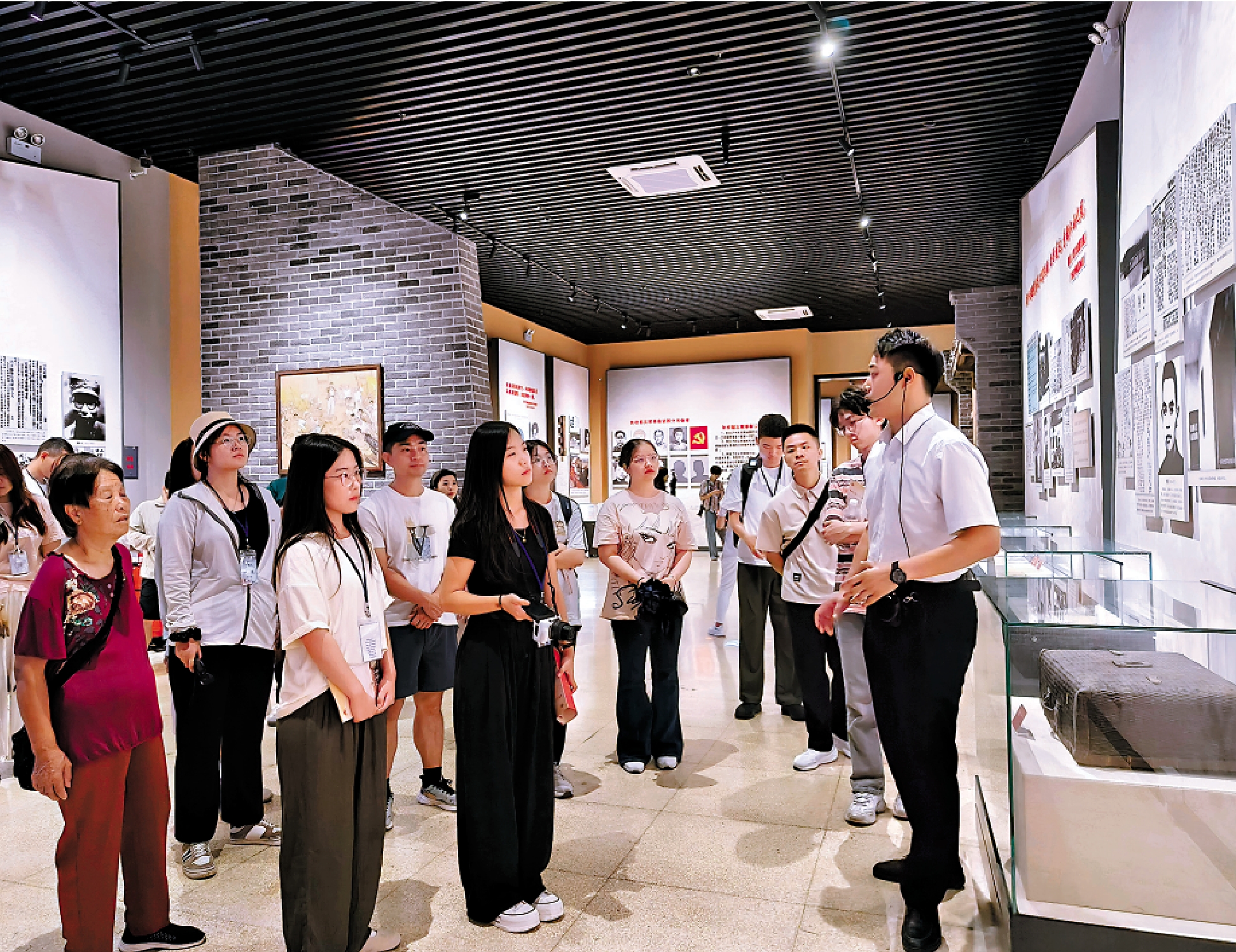 　　圖：「2025范長江行動香港傳媒學子江西行」採訪團參觀安源路礦工人運動紀念館。\大公報實習記者劉秋語攝