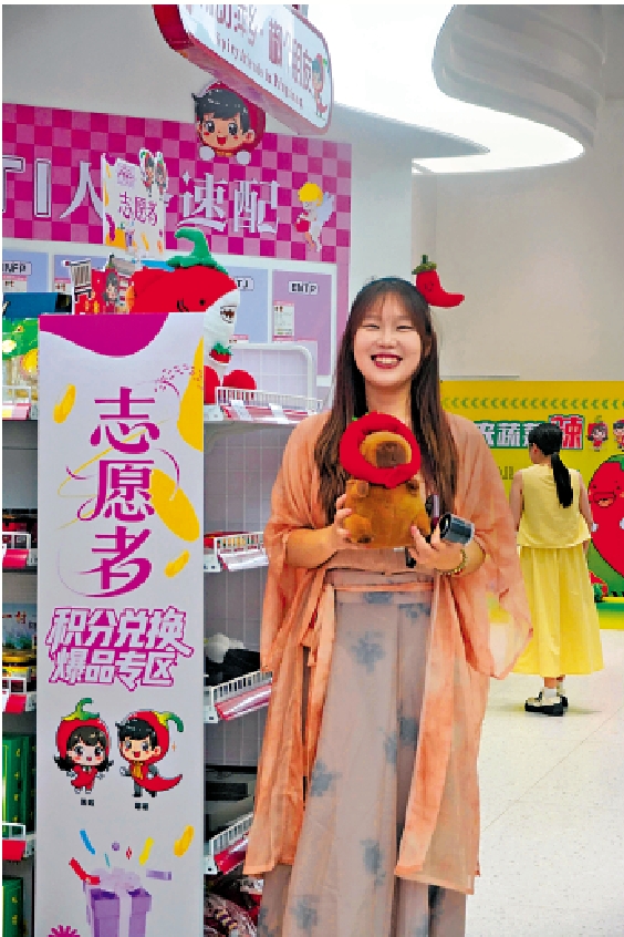 　　圖：「2025范長江行動│香港傳媒學子江西行」採訪團成員體驗辣椒文創產品。