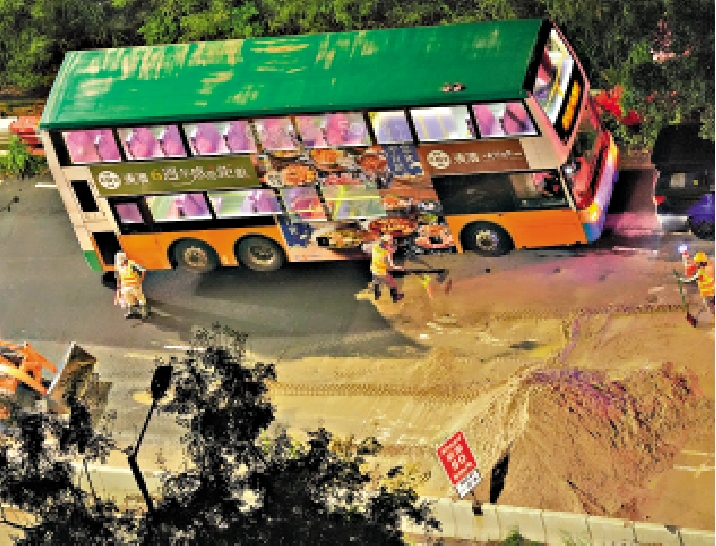 　　圖：暴雨水浸山泥傾瀉，路過人車遭殃，索償或需法律意見。