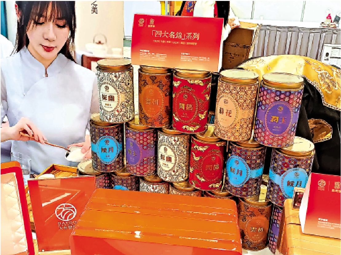 　　圖：以推廣中國茶文化為主的盛棠號，帶來福建及雲南的白毫銀針、鐵觀音、大紅袍、普洱等名茶禮盒。\大公報記者王亞毛攝