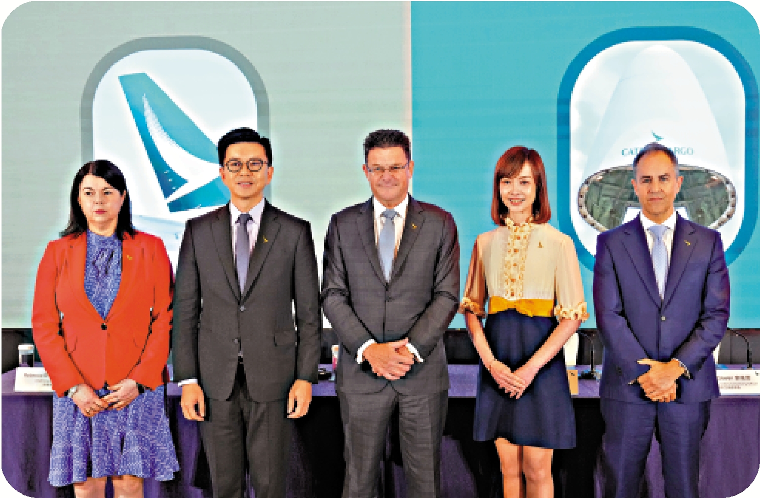 　　圖：國泰航空昨日公布中期業績。林紹波（左二）表示，下半年市場仍充滿挑戰，將集中精力做好營運。\大公報記者麥潤田攝