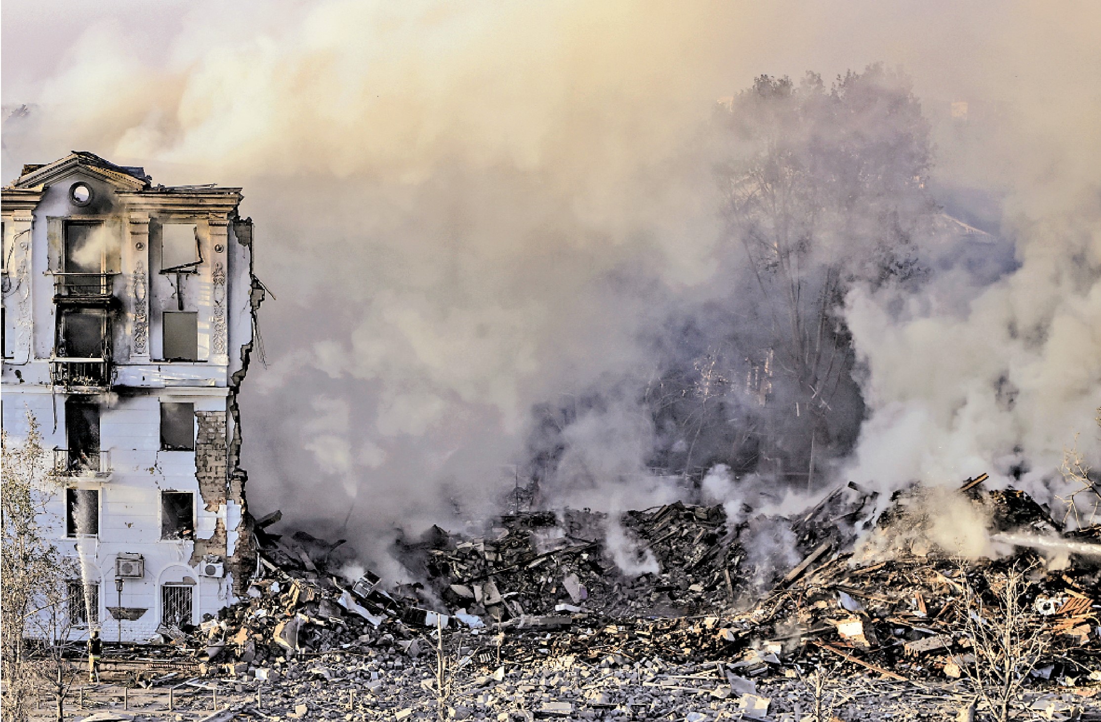 　　圖：俄軍目標仍是完全控制烏東四地。圖為頓涅茨克一棟住宅遭到空襲。\美聯社