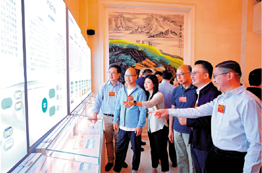 　　圖：代表團到伊犁川寧生物技術股份有限公司，視察技術發展和運營情況。\大公報攝影記者何嘉駿攝