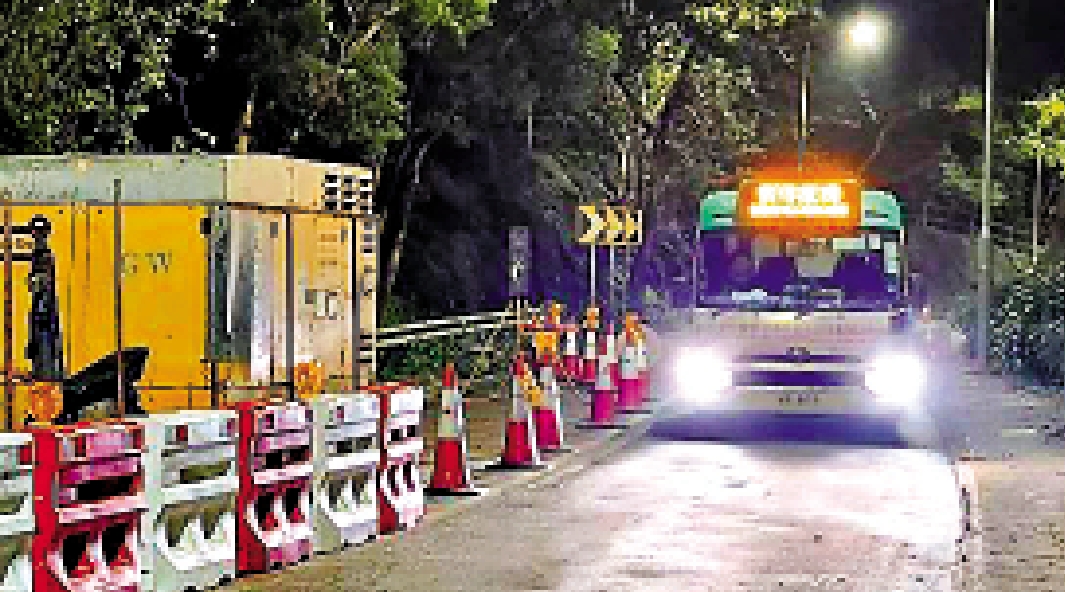 　　圖：早前因塌山泥封閉的一段新浪潭路已重開，小巴恢復行駛。