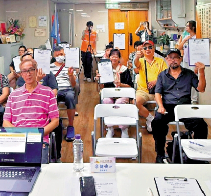 　　圖：油尖旺區參與「聯廈聯管」首批十幢大廈法團代表昨日簽訂「聯合招標同意書」，標誌計劃正式進入實質操作階段。