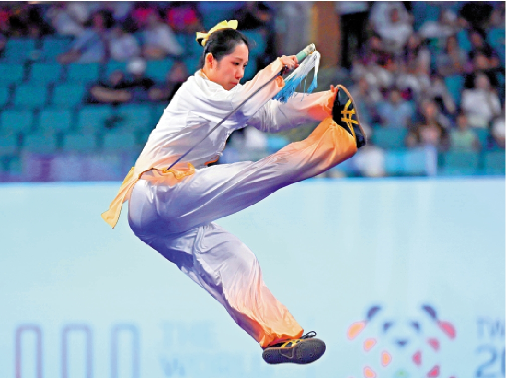 　　圖：盧卓靈在太極劍比賽中。\中新社