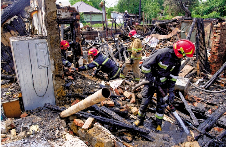 　　圖：烏克蘭扎波羅熱地區遭俄軍空襲。\美聯社