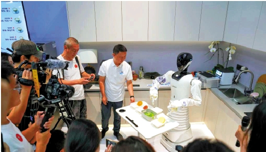 　　圖：在具身智能機器人4S店，參觀者觀摩機器人廚藝展示。\新華社