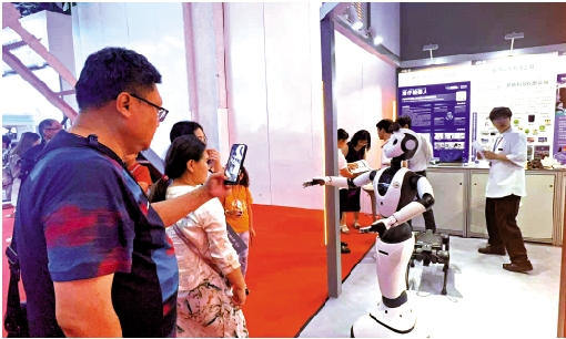 　　圖：香港仔機器人有限公司帶來的人形輪式機器人「港仔1號」，成為大會焦點之一。\大公報記者馬曉芳攝