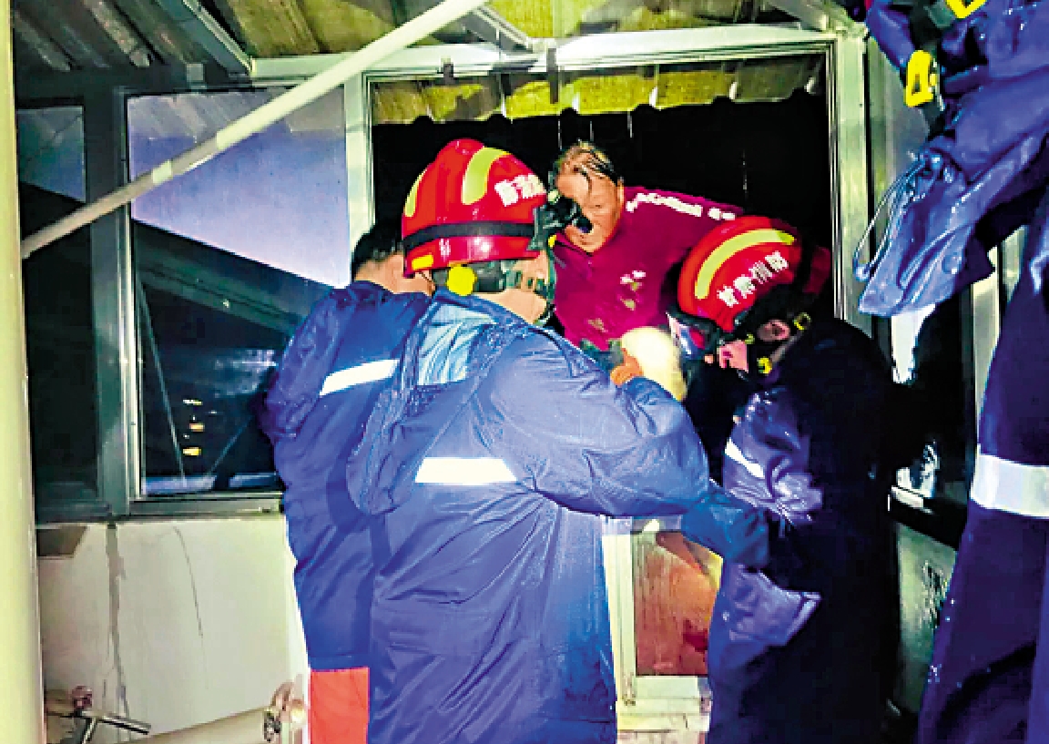 　　圖：消防人員逐戶排查險情，連夜將老人、孩子救出。