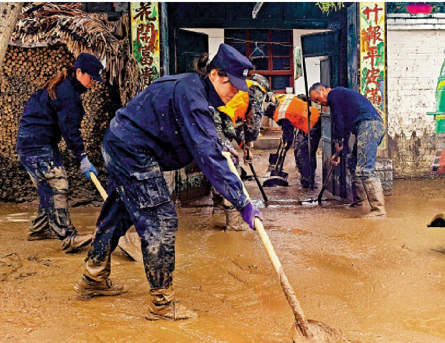 　　圖：當地組織警力清理山洪帶來的淤泥。\甘肅省公安廳供圖