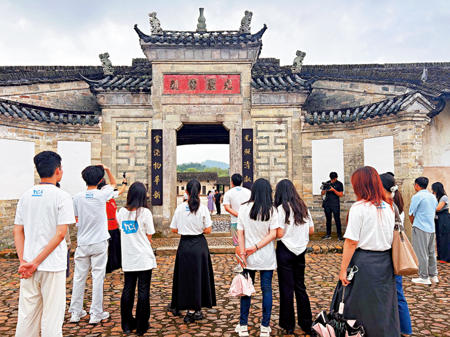 　　圖：「2025范長江行動香港傳媒學子江西行」採訪團參觀百年客家圍屋東生圍。