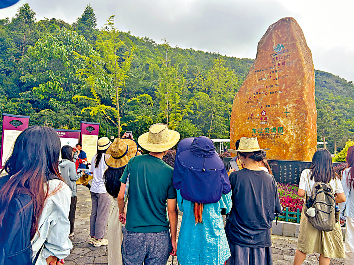 　　圖：採訪團在江西三百山參觀。 