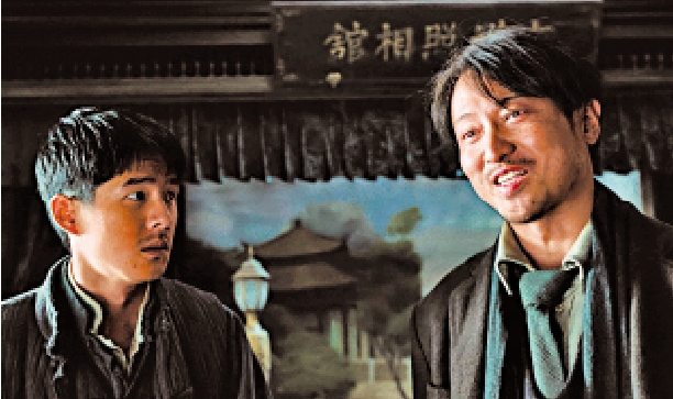 　　圖：演員王傳君（右）出演反派角色，為活命做了日本人的翻譯。