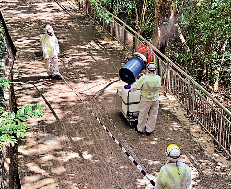 　　圖：食環署在多區加強滅蚊，防範傳播疫症。