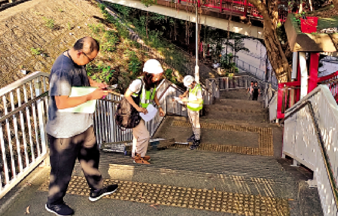 　　圖：黃大仙行人天橋清潔工暈倒後不治，勞工處職員事後到場了解情況。\大公報記者王亞毛攝