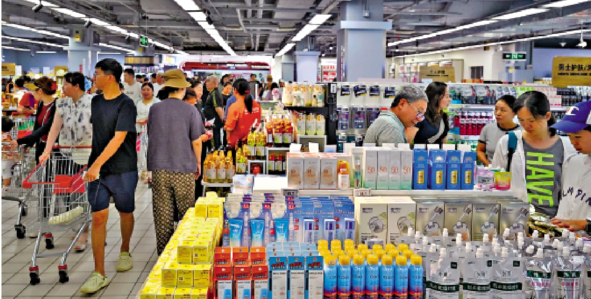 　　圖：擴內需政策效應持續顯現，中國7月CPI按年持平，按月轉升。圖為北京市民在超市中選購日用品。\中新社
