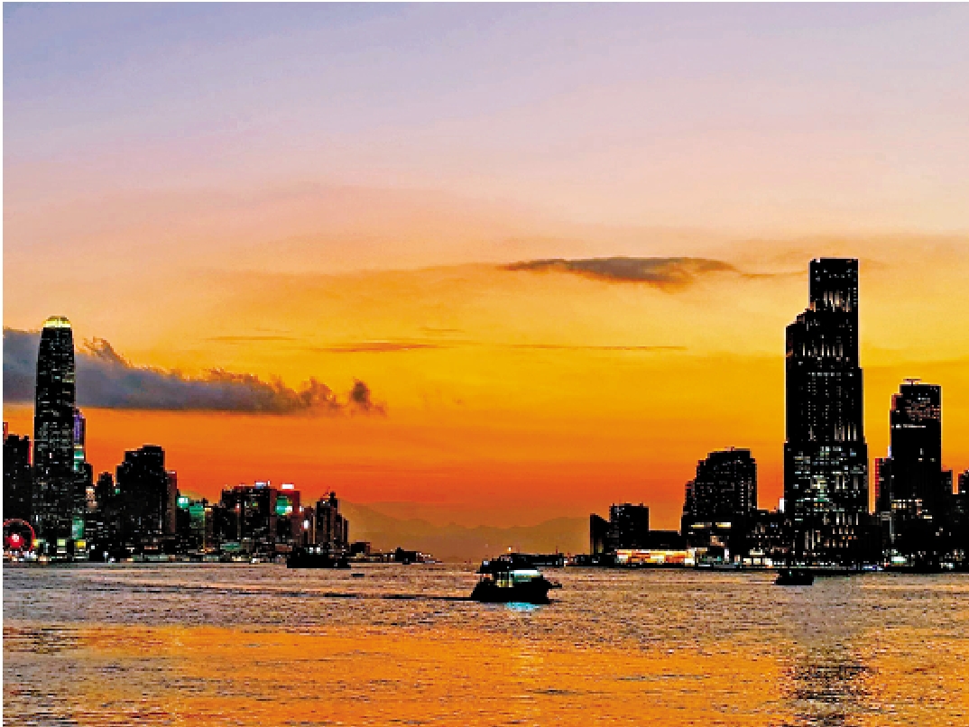 　　圖：8月8日傍晚，香港維港晚霞絢麗多彩，美不勝收。/香港中通社