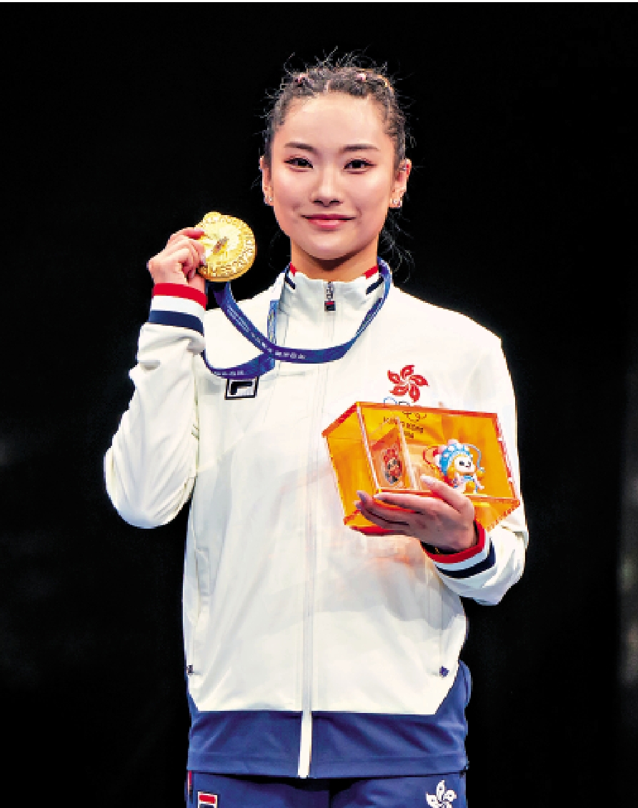 　　圖：沈曉榆展示女子長拳劍術槍術全能金牌。\港協圖片