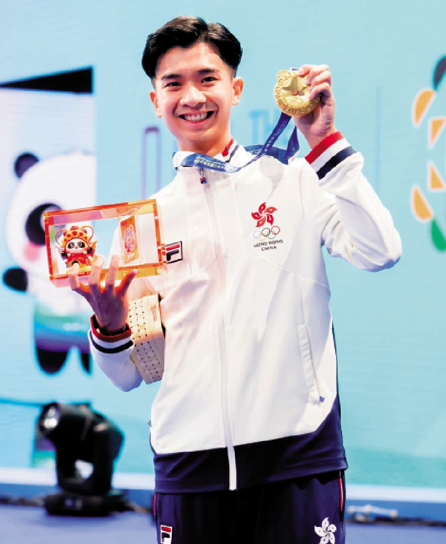 　　圖：楊頌熹展示太極全能賽項目金牌。\港協圖片