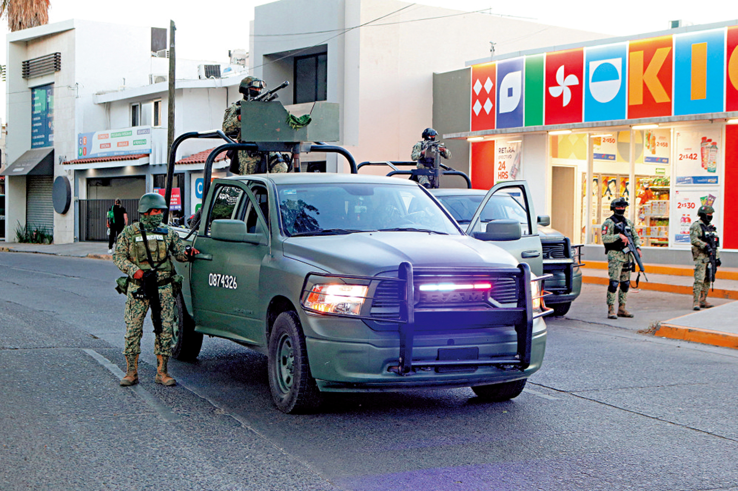 　　圖：墨西哥軍人執行抓捕販毒集團成員任務。\路透社