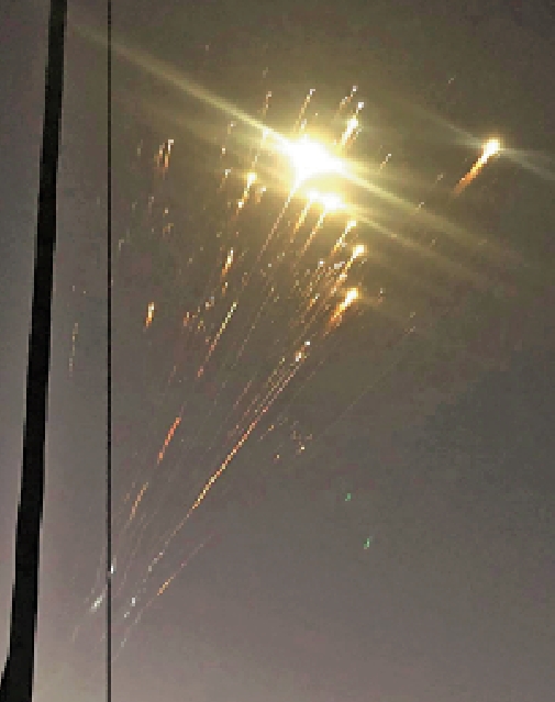 　　圖：今年3月，SpaceX的「星艦」重型火箭在試飛中爆炸，碎片劃過天空。\路透社