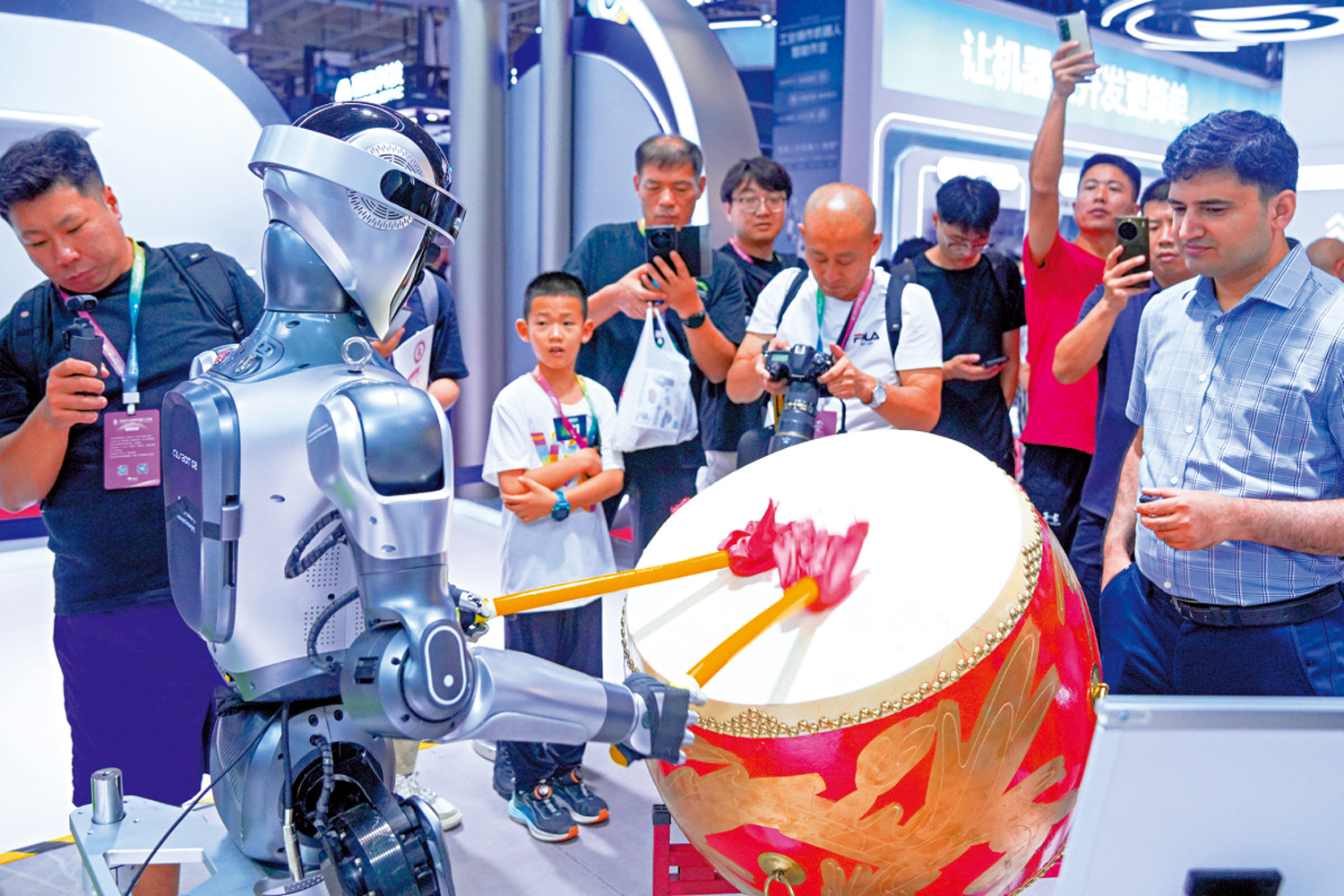 　　圖：機器人為觀眾表演擊鼓。