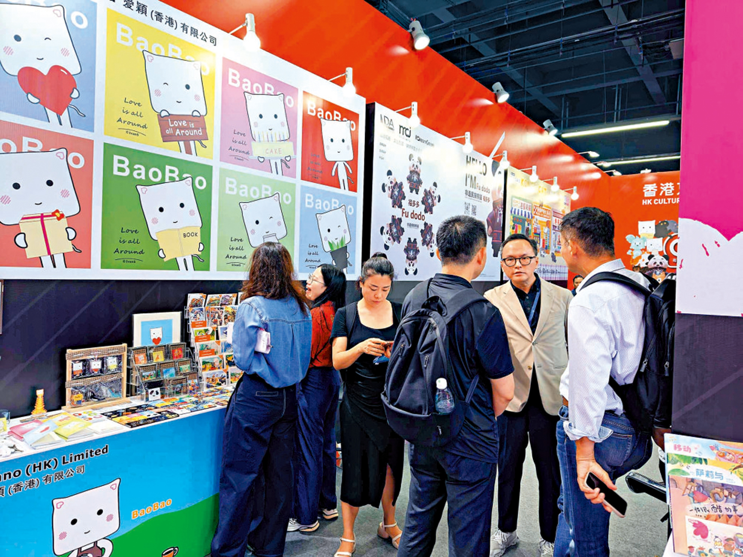 　　圖：中國國際動漫博覽會設立香港文化創意館，吸引了眾多客戶進場。\大公報記者帥誠攝