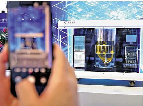 　　圖：觀眾參觀「本源悟空」超導量子計算機模型。\新華社
