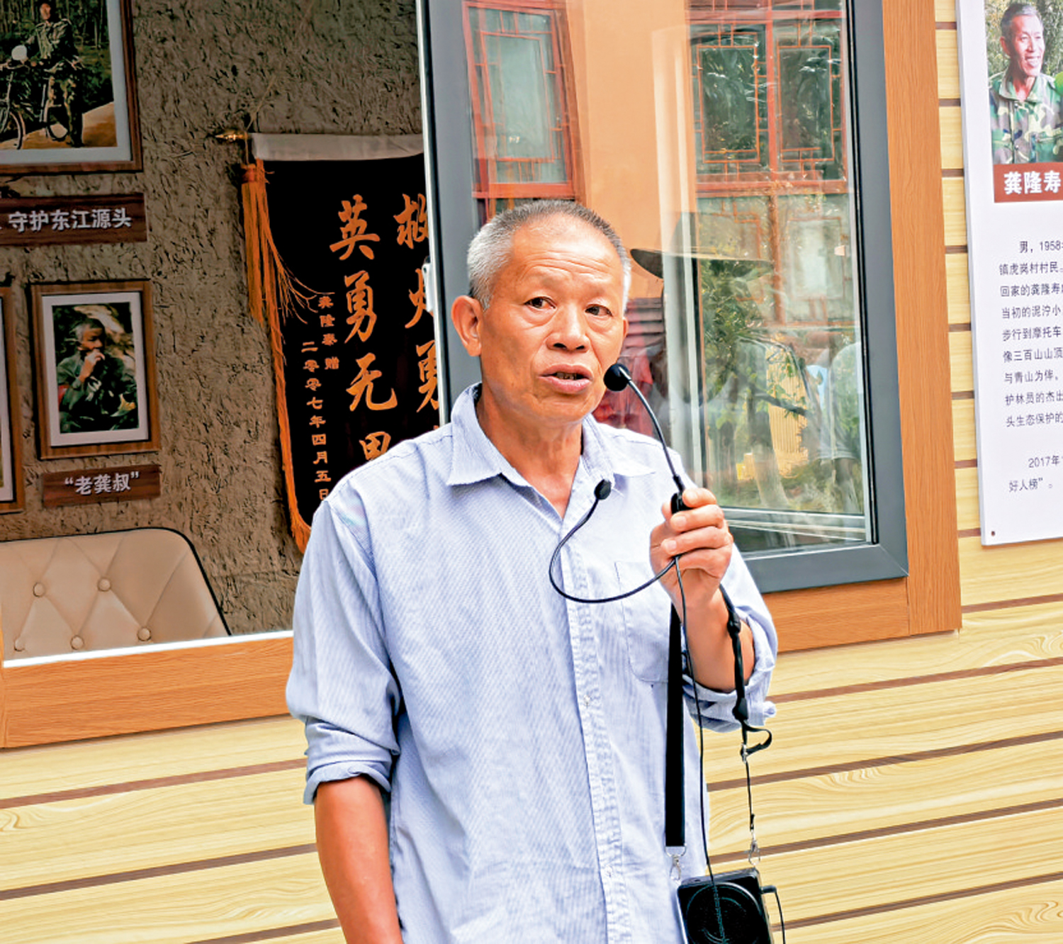 　　圖：護林員龔隆壽憶述遊香港驚喜：有港人認出我，大家還一同合影留念。