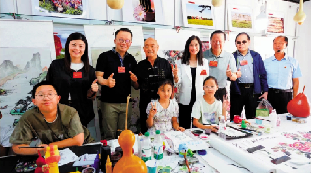 　　圖：港區人大代表到昌吉州昌吉市六工鎮十三戶村，視察了解當地推進鄉村振興情況。\大公報記者何嘉駿攝