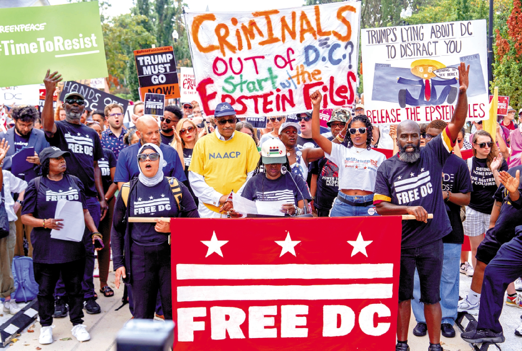 　　圖：華盛頓民眾11日在白宮外抗議特朗普在華盛頓特區部署聯邦執法部門和國民警衛隊。\美聯社