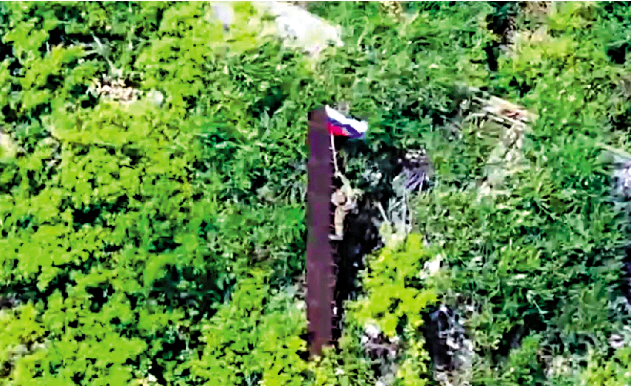 　　圖：俄國防部12日發(fā)布俄士兵佔(zhàn)領(lǐng)頓涅茨克地區(qū)一個(gè)定居點(diǎn)並揮舞俄羅斯國旗的畫面。\路透社