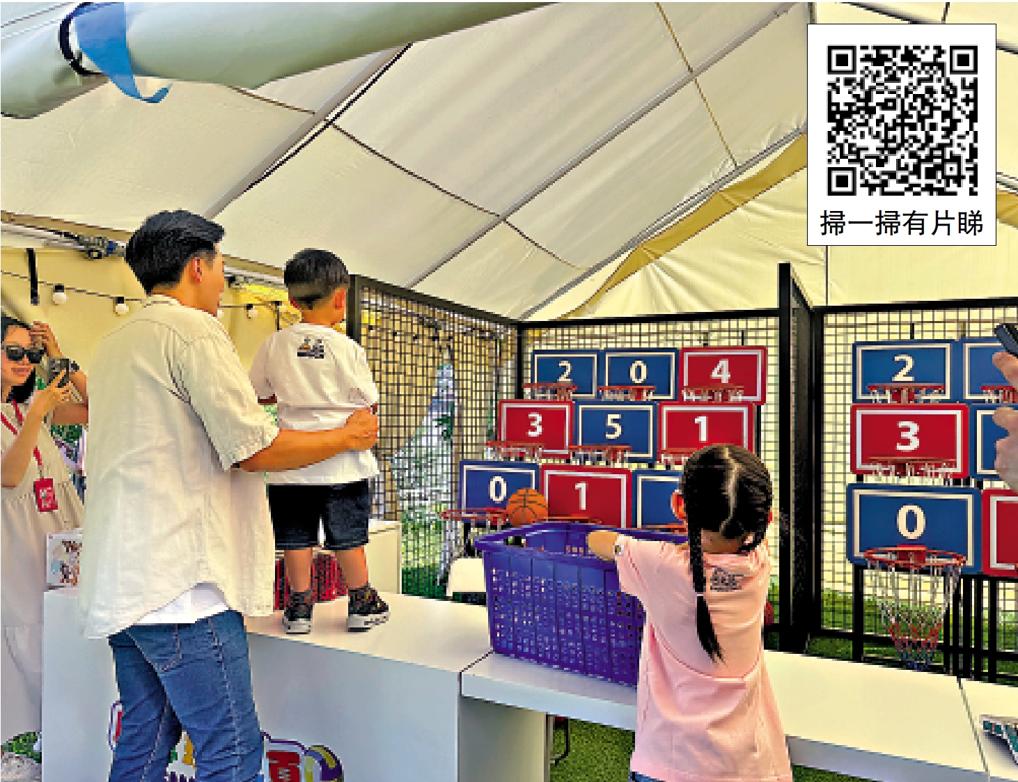 　　圖：家長帶着小朋友體驗籃球。\大公報記者顏琨攝