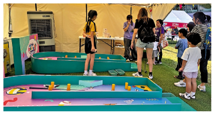 　　圖：家長與小朋友一起水上嬉戲。\大公報記者黃洋港攝