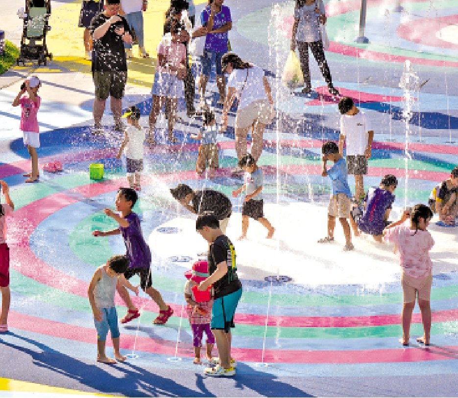 　　圖：小朋友排隊體驗高爾夫。\大公報記者顏琨攝