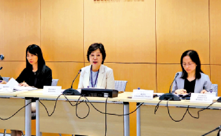 　　圖：教育局局長蔡若蓮昨日與學界會面，就近期有學校被指違規辦學事件進行商討。