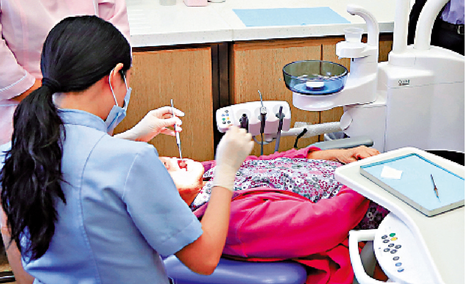 　　圖：政府昨日公布，社區牙科支援計劃將由明年元旦起擴大服務範圍，新增洗牙、杜牙根、鑲配假牙等服務。