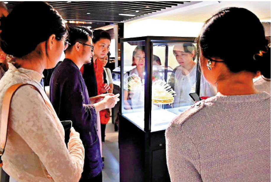 　　圖：付少雄與嘉賓及觀眾觀展。