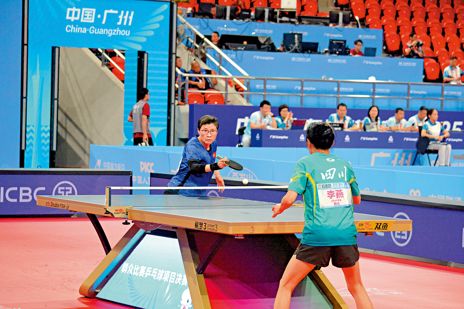 　　圖：港隊女單選手周敏兒（左）在60歲-69歲組別中比賽。\大公報記者敖敏輝攝