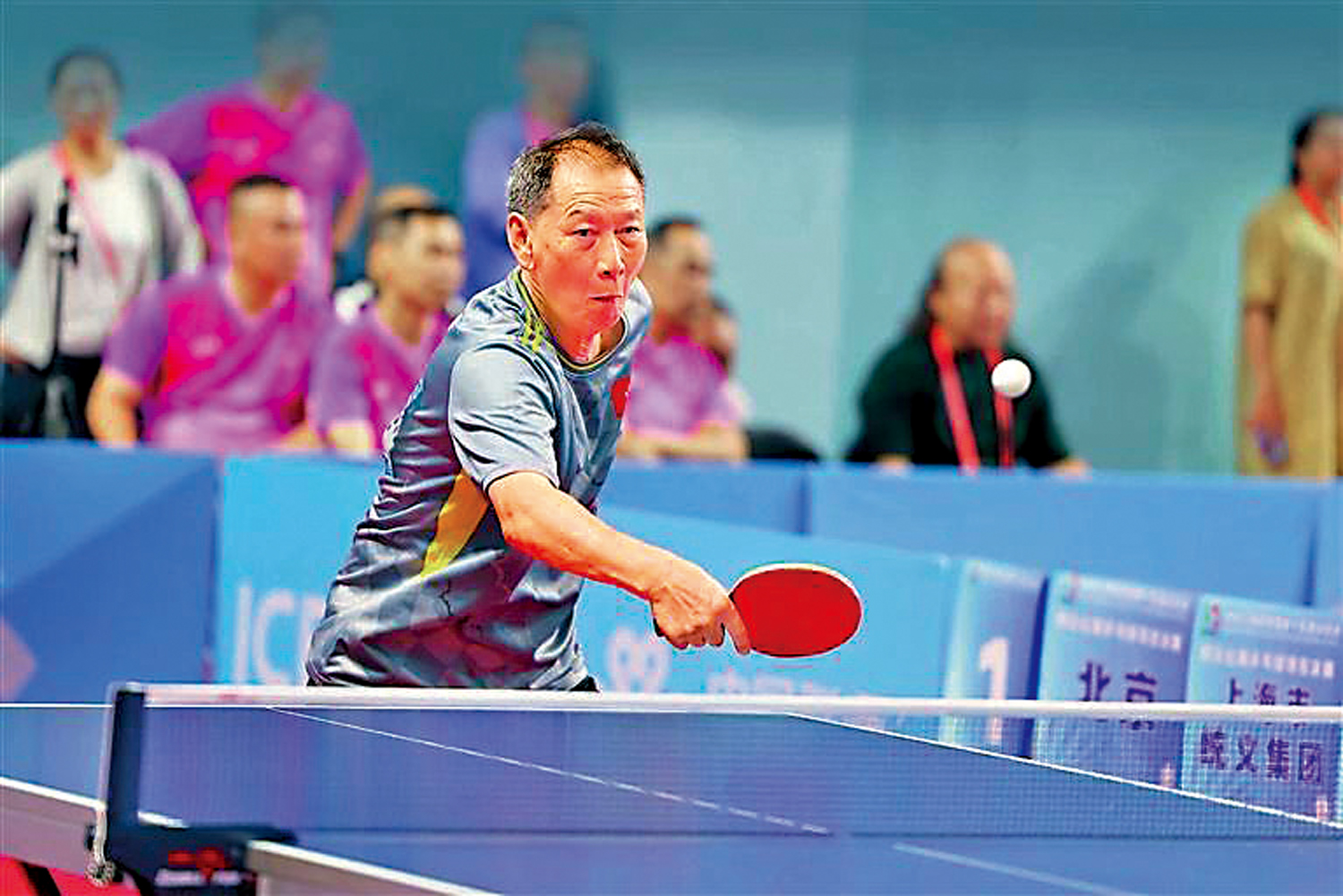 　　圖：81歲的張耀釗出戰團體賽中，面對比自己小近10歲的內地選手亦全力一拚。