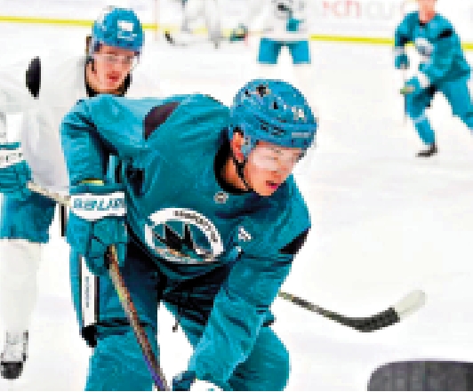 　　圖：王浩西（前）被聖何塞鯊魚隊選中。