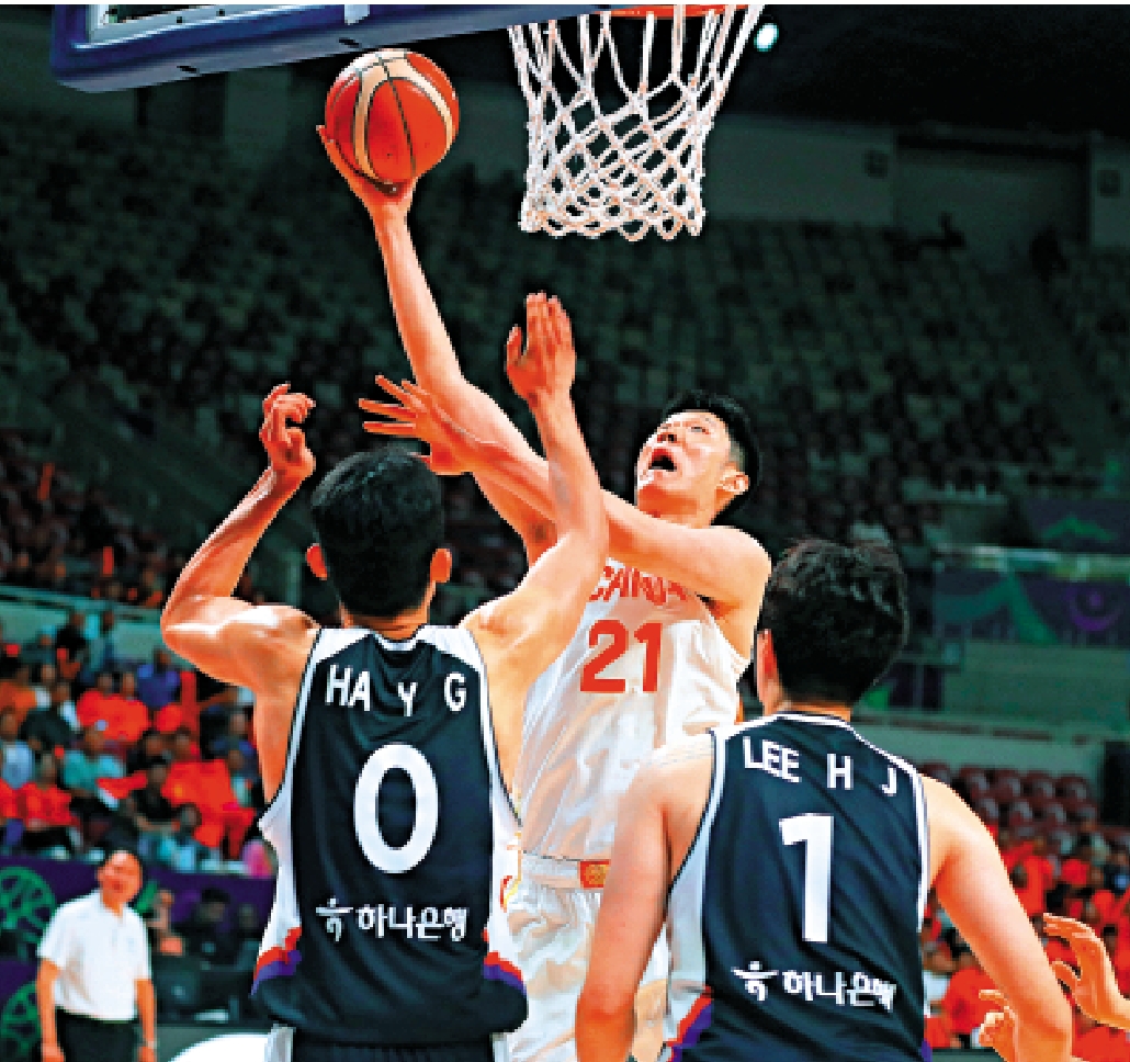 　　圖：中國隊球員胡金秋在比賽中上籃。\新華社