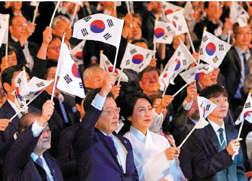 　　圖：韓國總統李在明（左二）15日在首爾出席「光復節80周年」儀式。\美聯社