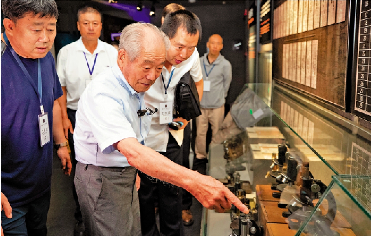 　　圖：去年8月，清水英男在位於哈爾濱的侵華日軍731部隊罪證陳列館參觀。\新華社