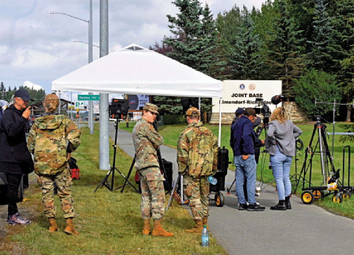 　　圖：美俄首腦會晤地點埃爾門多夫｜理查森聯合軍事基地外大批媒體聚集，軍方人員在現場維持秩序。\中新社