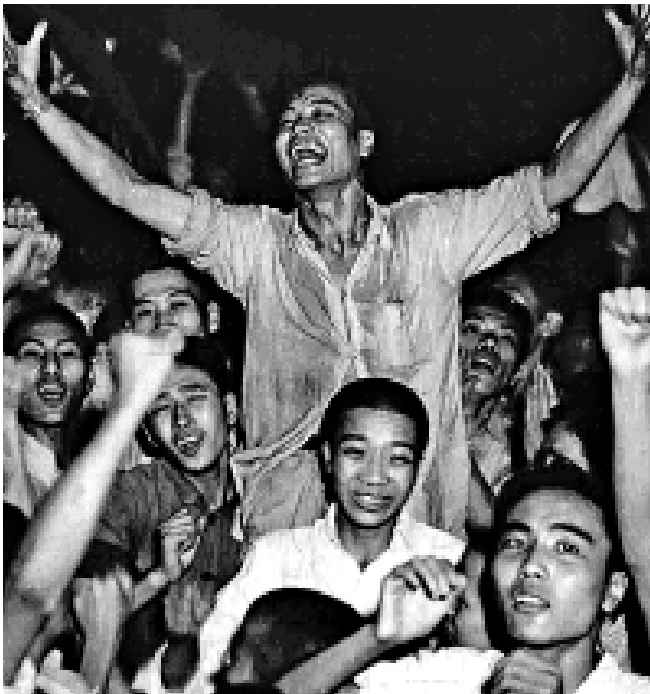 　　圖：日本投降的消息傳來，群眾歡慶勝利。