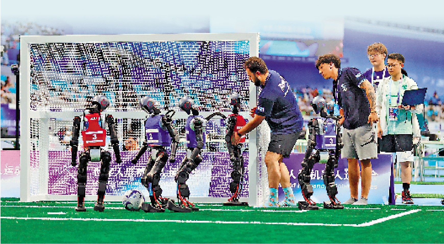 　　圖：機器人在足球比賽中。\中新社