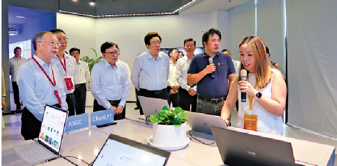 　　圖：郭金龍（前排左四）、劉兆玄（前排左三）參加兩岸青年企業家交流活動。\大公報記者陳旻攝