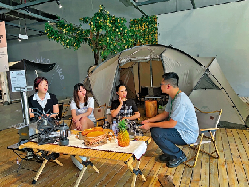 　　圖：浙江挪客戶外運動用品股份有限公司的工作人員們接受學子採訪。/大公報實習記者洪學禕攝